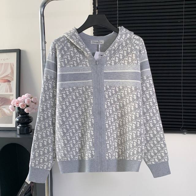 款号：M110 高品质 迪奥Dior 新款满印提花Logo拉链毛衣 高品质意大利进口面料，高密度针织，百搭毛衣，内搭衬衫都帅气十足更耐穿更加不易变形，版型极好，
