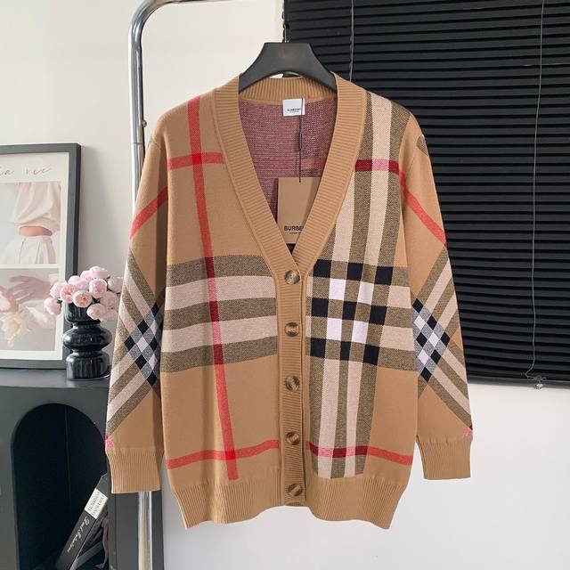 款号：M113 巴宝莉Burberry条纹针织开衫毛衣 秋冬开衫最新款Logo标志年年被追捧的经典时尚装饰已经风靡全球 颜色：图片色 尺码：S M L Xl