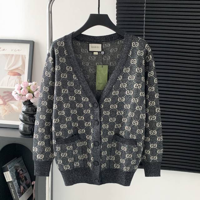 款号：M71 古驰 Gucci 进口银线双面提花毛衣秋冬圆领最新款Logo标志年年被追捧的经典时尚装饰已经风靡全球 颜色：黑 尺码：S M L Xl