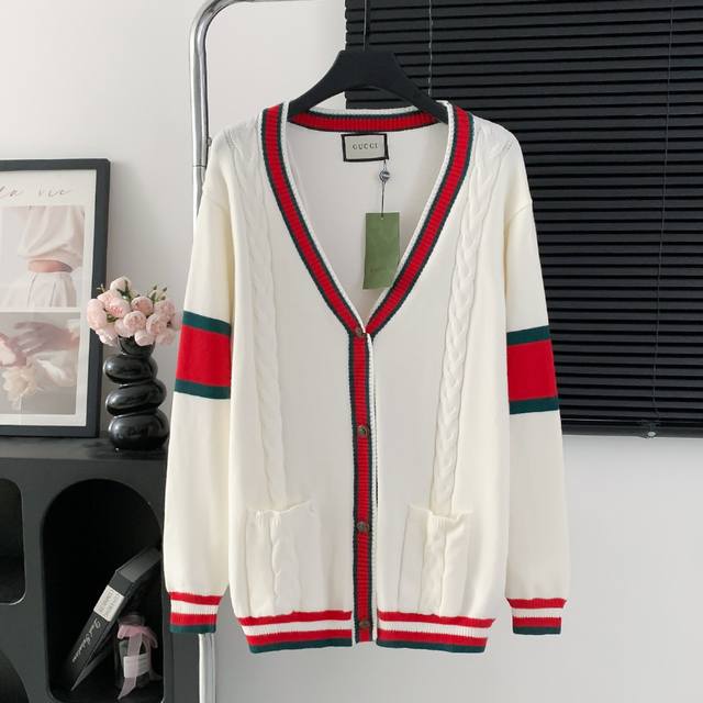 款号：M66 古驰Gucci绞花编织毛衣秋冬开衫最新款Logo标志年年被追捧的经典时尚装饰已经风靡全球 颜色：黑色 白色 尺码：S M L Xl