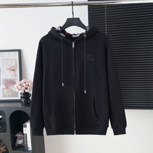 款号：A95 巴宝莉刺绣小标拉链连帽外套 衣服面料采用原版定织定染纯棉毛圈420G高克重面料，柔软亲肤细腻。做工细致，厚度适中，后领织带包边延伸到肩部加固，细节