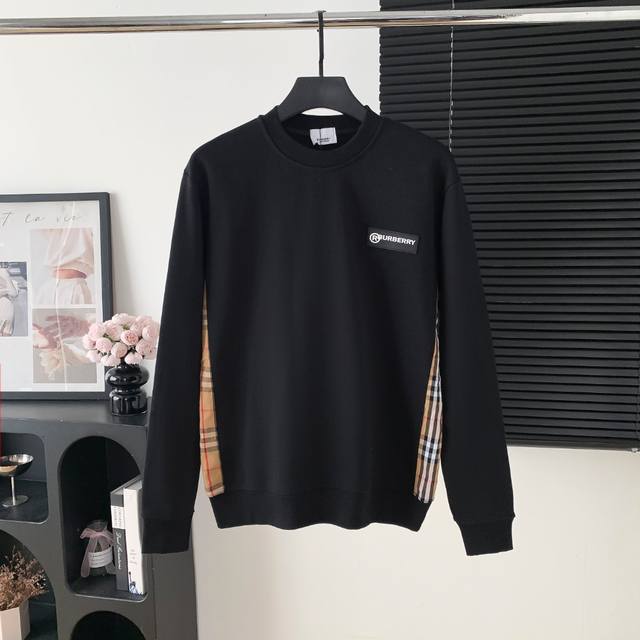 款号：A91 巴宝莉织带皮标圆领卫衣 衣服面料采用原版定织定染纯棉毛圈420G高克重面料，柔软亲肤细腻。做工细致，厚度适中，后领织带包边延伸到肩部加固，细节井口