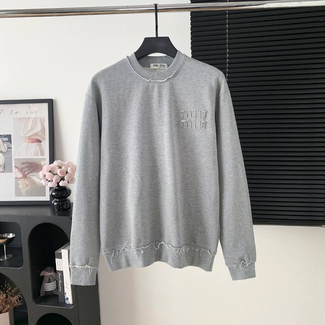 款号：A82 Miumiu字母圆领卫衣 衣服面料采用原版定织定染纯棉毛圈420G高克重面料，柔软亲肤细腻。做工细致，厚度适中，后领织带包边延伸到肩部加固，细节井
