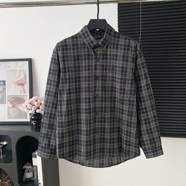 款号：A81 巴黎世家刺绣衬衫 面料：定制对格原版条纹纯棉面料 版型：男女同款 大厂流水做工全部双针双线包边 接口处平整档次 每一处细节完美还原 效果直接拉满