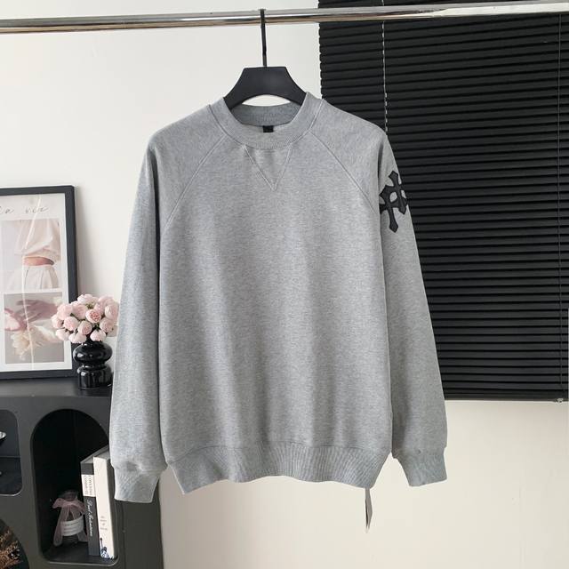 款号：A80 克罗心圆领卫衣 衣服面料采用原版定织定染纯棉毛圈420G高克重面料，柔软亲肤细腻。做工细致，厚度适中，后领织带包边延伸到肩部加固，细节井口与肩膀处