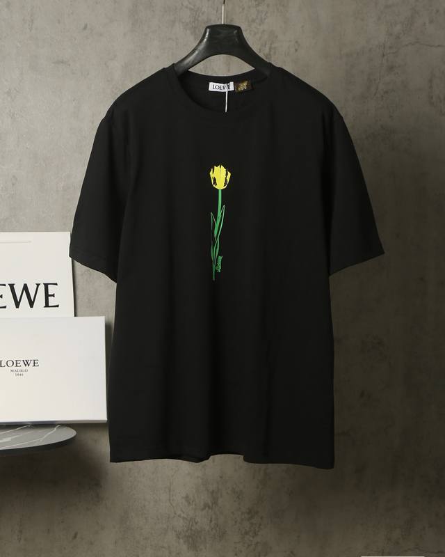 Loewe*罗意威 Loewe*罗意威郁金香小花直喷短袖T恤 -定制260克32支全棉双纱紧密爽滑面料 布面干净 布纹清晰 手感非常细腻扎实 更加力挺 舒适透气