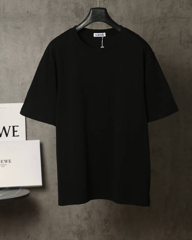 Loewe*罗意威 Loewe*罗意威贴布刺绣短袖T恤 -定制270克32支全棉双纱紧密爽滑面料 布面干净 布纹清晰 手感非常细腻扎实 更加力挺 舒适透气不易变