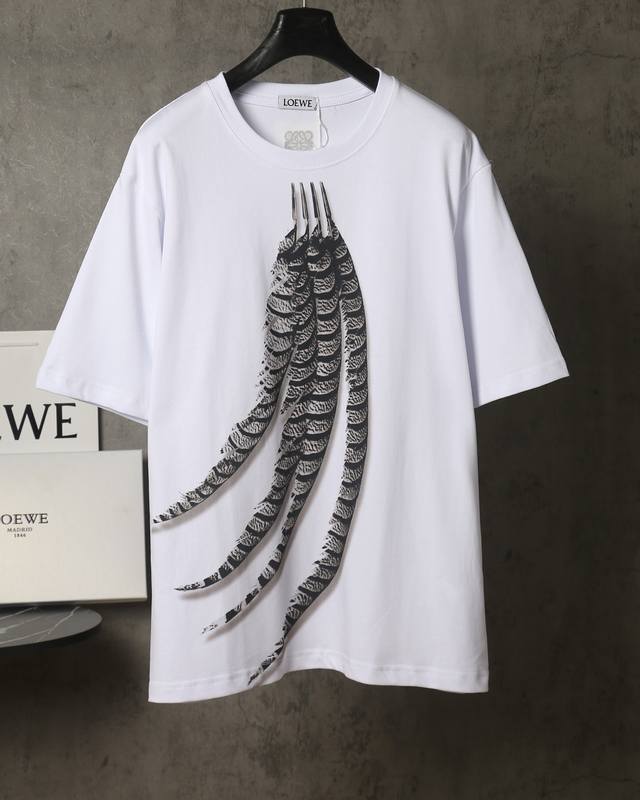 Loewe*罗意威 Loewe*罗意威羽毛印花短袖T恤 -定制270克32支全棉双纱紧密爽滑面料 布面干净 布纹清晰 手感非常细腻扎实 更加力挺 舒适透气不易变