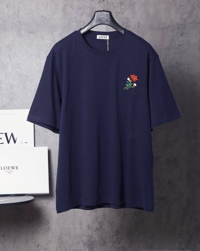 Loewe*罗意威 Loewe*罗意威花卉Logo刺绣短袖T恤 -定制270克32支全棉双纱紧密爽滑面料 布面干净 布纹清晰 手感非常细腻扎实 更加力挺 舒适透