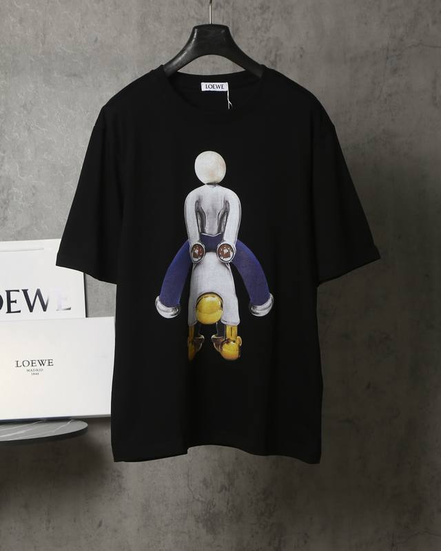 Loewe*罗意威 Loewe*罗意威印花卡通人偶后背刺绣短袖T恤 -定制270克32支全棉双纱紧密爽滑面料 布面干净 布纹清晰 手感非常细腻扎实 更加力挺 舒