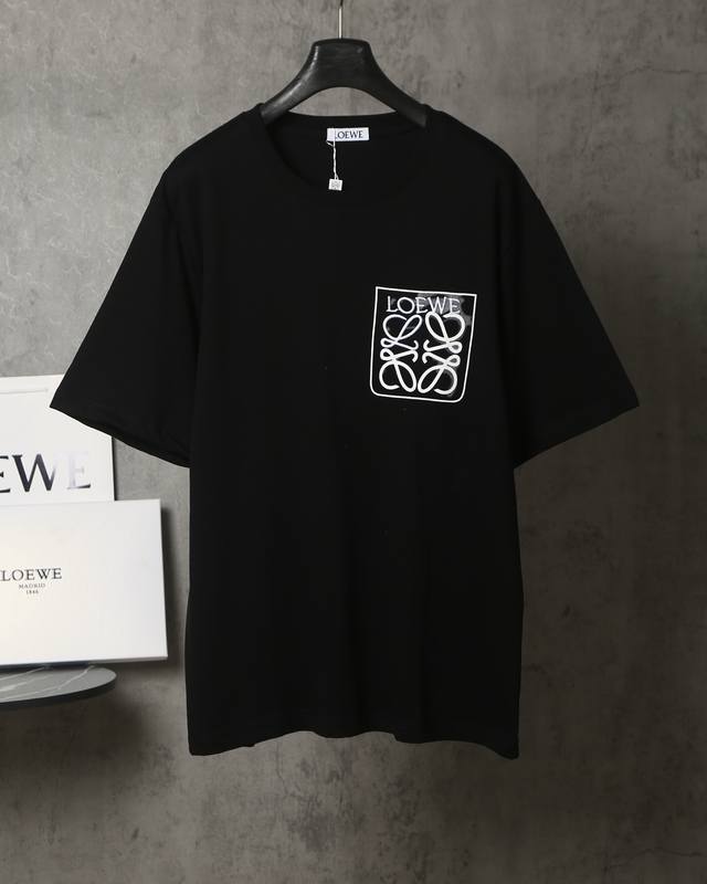 Loewe*罗意威 Loewe*罗意威浅变印花立体刺绣短袖T恤 -定制270克32支全棉双纱紧密爽滑面料 布面干净 布纹清晰 手感非常细腻扎实 更加力挺 舒适透