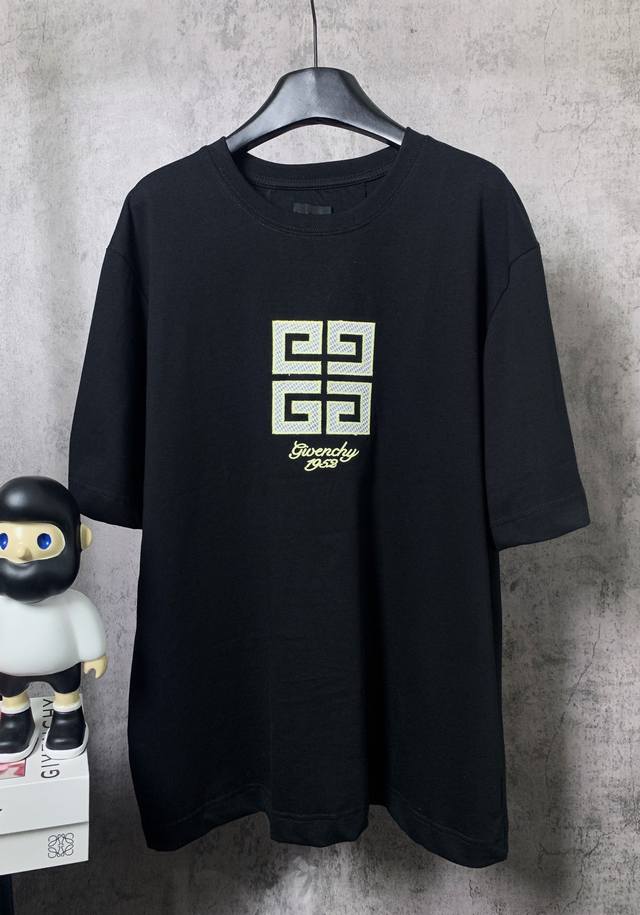 Givenchy*纪梵希 Givenchy*纪梵希4G网布绣花短袖T恤 -定制270克32支全棉双纱紧密爽滑面料 布面干净 布纹清晰 手感非常细腻扎实 更加力挺