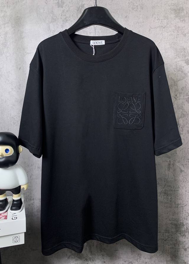 Loewe*罗意威 Loewe*罗意威口袋Logo刺绣短袖T恤 -定制260克32支全棉双纱紧密爽滑面料 布面干净 布纹清晰 手感非常细腻扎实 更加力挺 舒适透