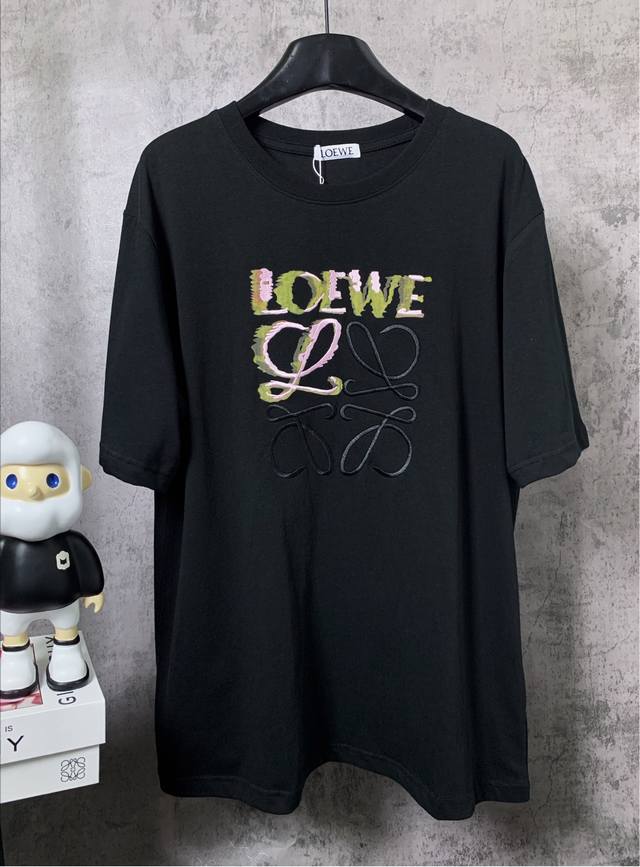 Loewe*罗意威 Loewe*罗意威半手绘凃鸦刺绣Logo短袖T恤 -定制260克32支全棉双纱紧密爽滑面料 布面干净 布纹清晰 手感非常细腻扎实 更加力挺