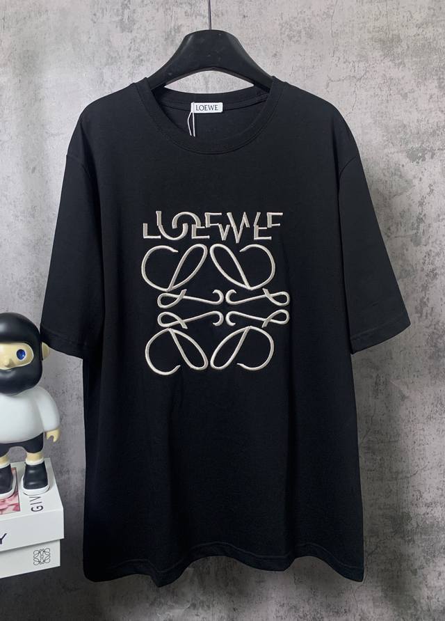 Loewe*罗意威 Loewe*罗意威错位Logo刺绣短袖T恤 -定制260克32支全棉双纱紧密爽滑面料 布面干净 布纹清晰 手感非常细腻扎实 更加力挺 舒适透