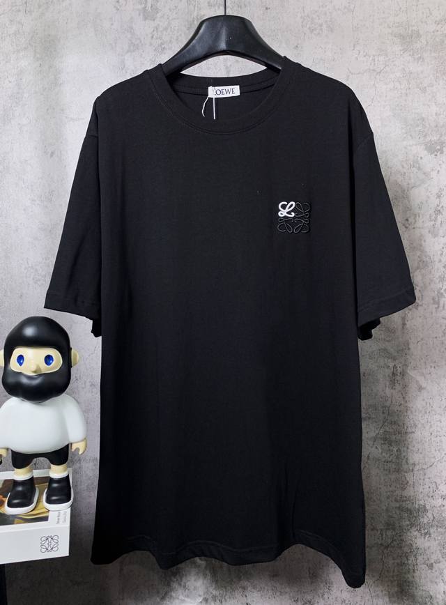 Loewe*罗意威 Loewe*罗意威经典胸口撞色Logo短袖T恤 -定制260克32支全棉双纱紧密爽滑面料 布面干净 布纹清晰 手感非常细腻扎实 更加力挺 舒