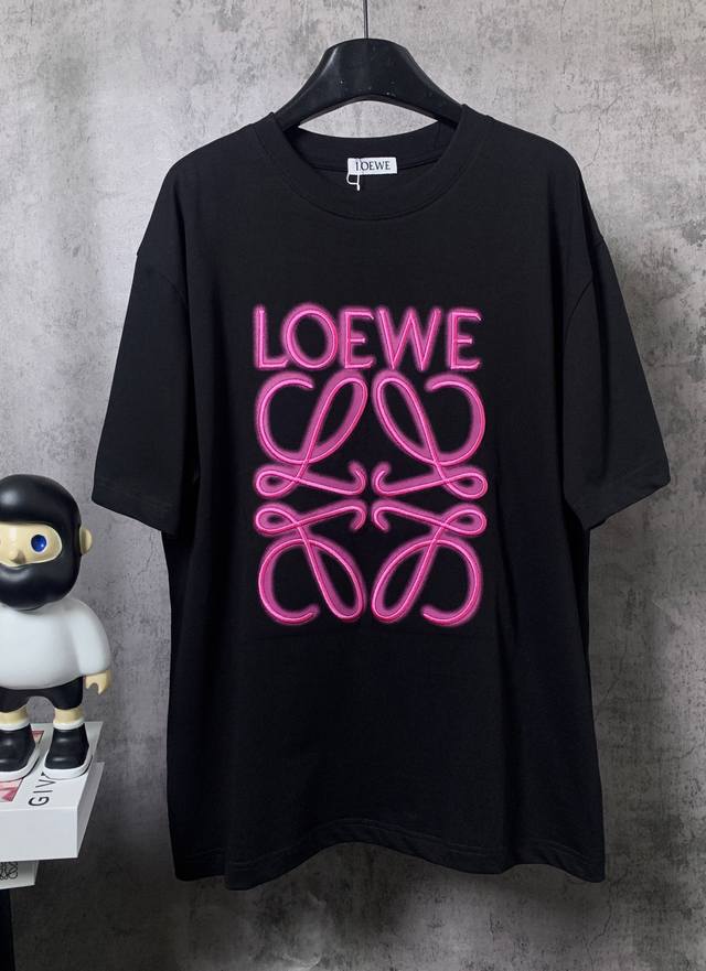 Loewe*罗意威 Loewe*罗意威霓虹荧光粉Logo短袖T恤 -定制260克32支全棉双纱紧密爽滑面料 布面干净 布纹清晰 手感非常细腻扎实 更加力挺 舒适