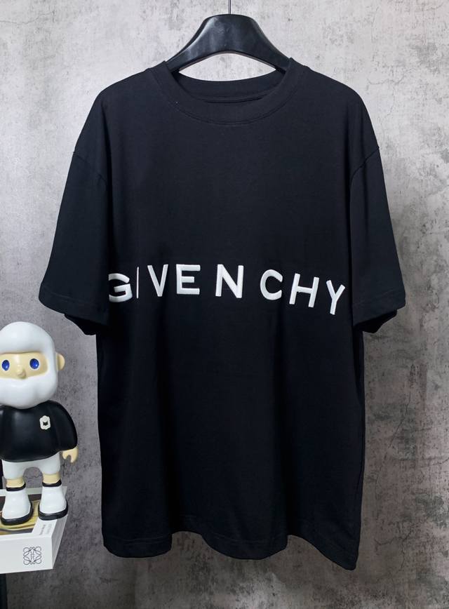 Givenchy*纪梵希 Givenchy*纪梵希字母立体刺绣短袖T恤 -定制260克32支全棉双纱紧密爽滑面料 布面干净 布纹清晰 手感非常细腻扎实 更加力挺