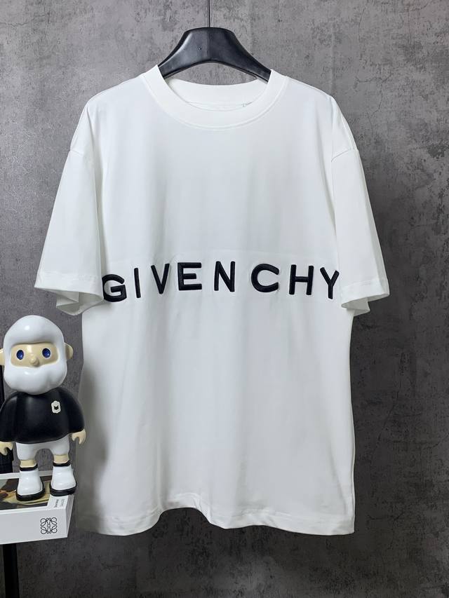 Givenchy*纪梵希 Givenchy*纪梵希字母立体刺绣短袖T恤 -定制260克32支全棉双纱紧密爽滑面料 布面干净 布纹清晰 手感非常细腻扎实 更加力挺