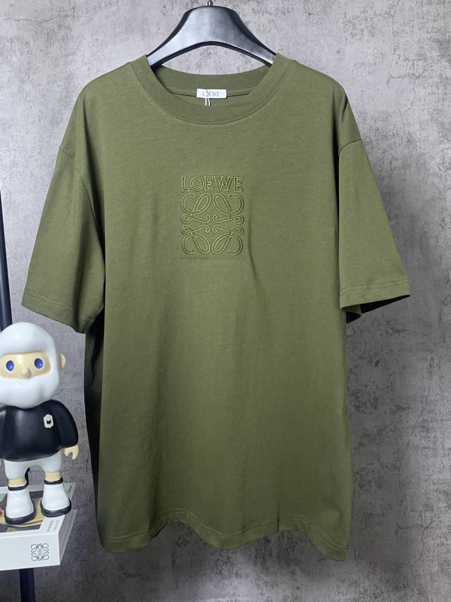 Loewe*罗意威 Loewe*罗意威锯齿线刺绣短袖T恤 -定制260克32支全棉双纱紧密爽滑面料 布面干净 布纹清晰 手感非常细腻扎实 更加力挺 舒适透气不易
