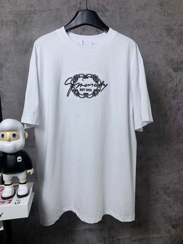 Givenchy*纪梵希 Givenchy*纪梵希刺绣标语刺绣短袖T恤 -定制260克32支全棉双纱紧密爽滑面料 布面干净 布纹清晰 手感非常细腻扎实 更加力挺