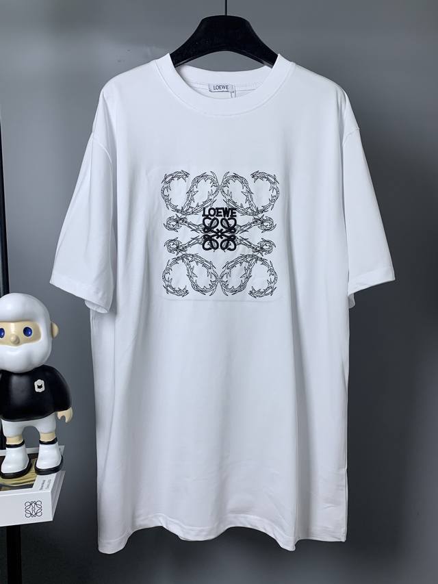 Loewe*罗意威 Loewe*罗意威渐变刺绣圆领短袖T恤 -定制260克32支全棉双纱紧密爽滑面料 布面干净 布纹清晰 手感非常细腻扎实 更加力挺 舒适透气不