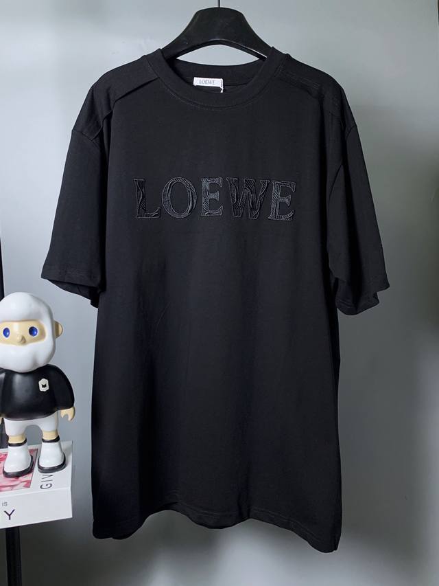 Loewe*罗意威 25Ss新款刺绣字母Logo情侣款短袖T恤 -定制260克32支全棉双纱紧密爽滑面料 布面干净 布纹清晰 手感非常细腻扎实 更加力挺 舒适透
