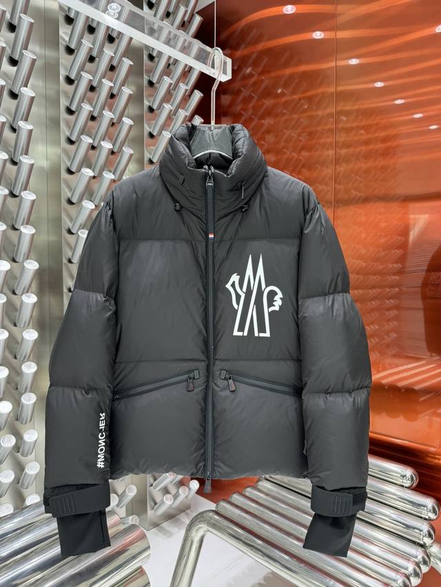 款式：W82 2025秋冬新款羽绒服 原版1:1订制五金配件全进口原版定制 欢迎专柜对比 绝对的高品质 采用顶级95白鹅绒 超柔软 充羽量蓬松饱满 超级重工 面