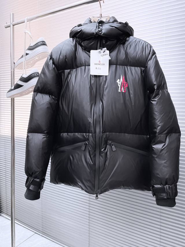 款式：W86 Moncler 蒙口 官网款2025秋冬新款羽绒服。这款号称羽绒服届最高端的，全部90绒的三标齐全带着经典的Logo组合搭配，第一眼看到就是满满的