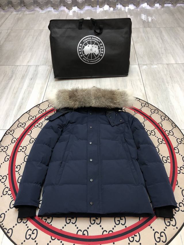 加拿大鹅Wyndham派克大衣29款男女同款，帽子及毛领均可拆卸，个人最喜欢的 简约大气 干净利索，南北极科考队等都选择加拿大鹅作为御寒装，羽绒服界的劳斯莱斯。