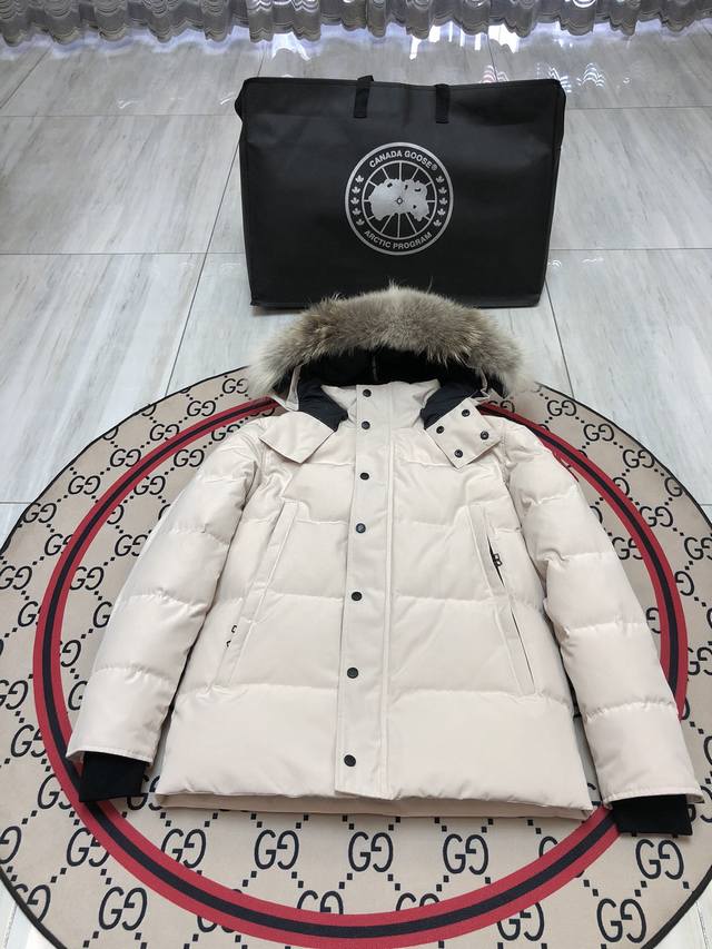 加拿大鹅Wyndham派克大衣29款男女同款，帽子及毛领均可拆卸，个人最喜欢的 简约大气 干净利索，南北极科考队等都选择加拿大鹅作为御寒装，羽绒服界的劳斯莱斯。