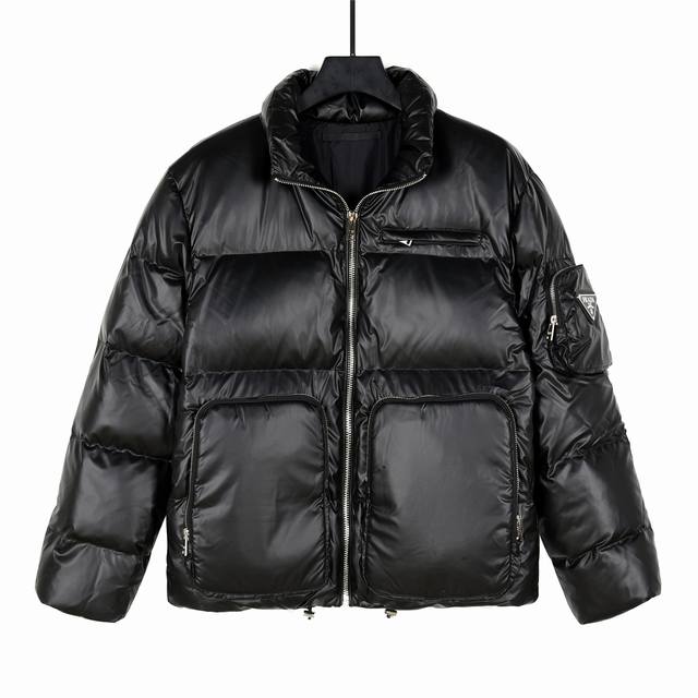 prada 普拉达专柜爆款 胸前徽标情侣款羽绒马甲 本款采用高品质90白鸭绒 支持Rds检测 高蓬松 整体带有英国传统风格的奢侈感， 品质对标专柜万元级！ 本款