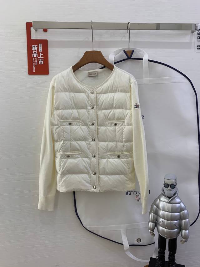 法国代购Moner25年4口袋薄款拼接针织羽绒服女 这款开衫配有羽绒填充正面，适合全年各个季节穿着。中厚型针织款式，采用美利奴羊毛制成。 采用精细美利奴羊毛制成