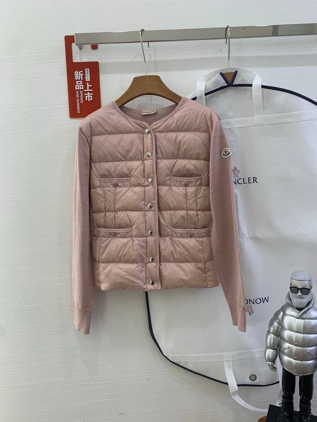 法国代购Moner25年4口袋薄款拼接针织羽绒服女 这款开衫配有羽绒填充正面，适合全年各个季节穿着。中厚型针织款式，采用美利奴羊毛制成。 采用精细美利奴羊毛制成