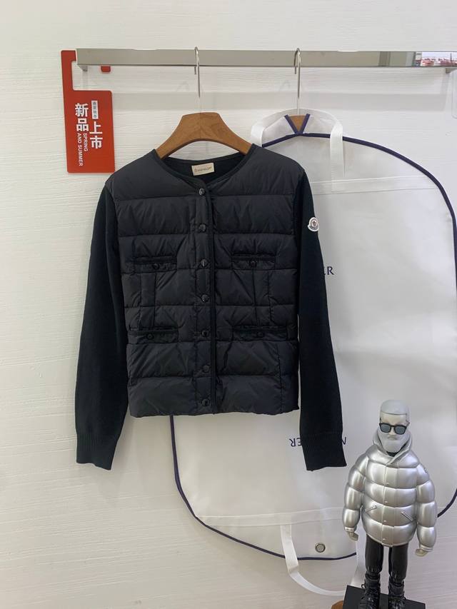 法国代购Moner25年4口袋薄款拼接针织羽绒服女 这款开衫配有羽绒填充正面，适合全年各个季节穿着。中厚型针织款式，采用美利奴羊毛制成。 采用精细美利奴羊毛制成