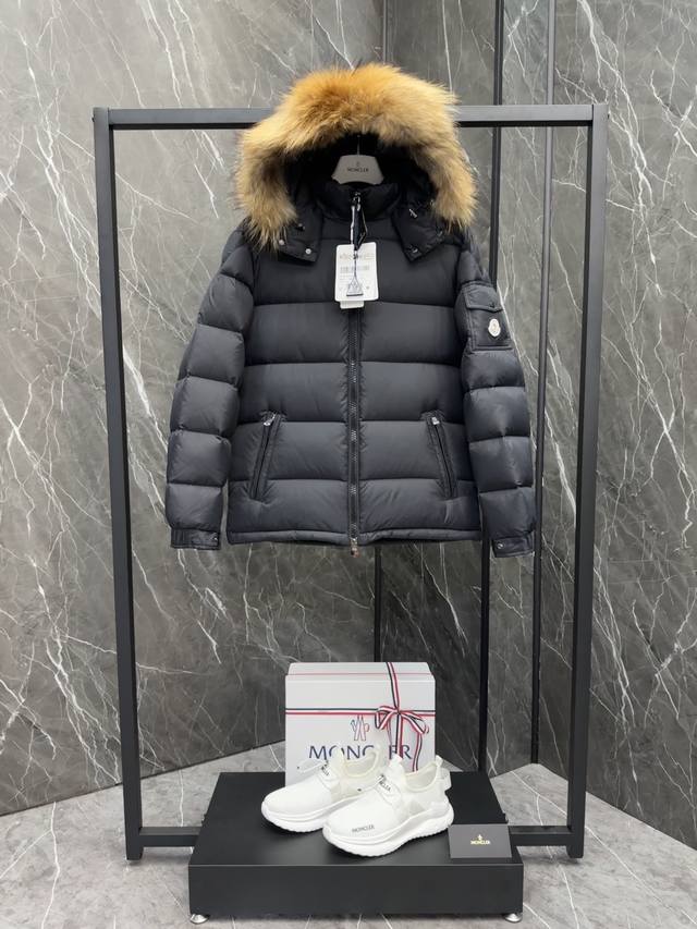 Moncler Mayaf短款男士羽绒服夹克外套.连帽可脱卸.毛领可脱卸.基于Maya加了一条可脱卸毛领. Mayaf男士连帽羽绒夹克采用功能性尼龙面料制成，兜