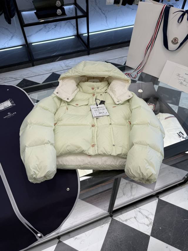 Moncler Erea 2025爆款小泡芙 女士方形绗缝连帽短款羽绒夹克外套.填充超级饱满.更多实拍展示.