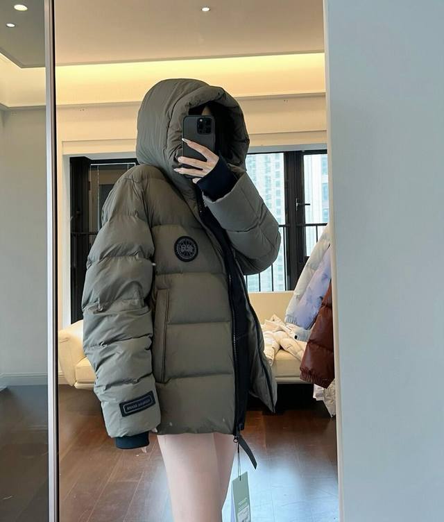 正品级 大鹅欧阳娜娜二代 高版本 Canada Goose加拿大鹅黑标羽绒服 外套界中必不能缺少的大鹅黑标羽绒服！设计师最新款！大鹅羽绒服一直是时尚的热宠元素，