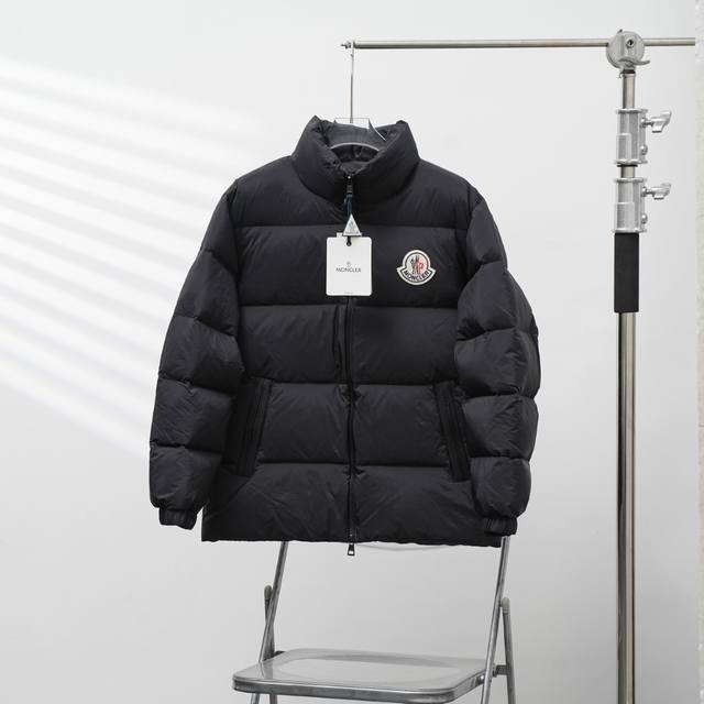 Moncler丨蒙口胸口大标立领羽绒服 配色：黑色 尺码：1-5