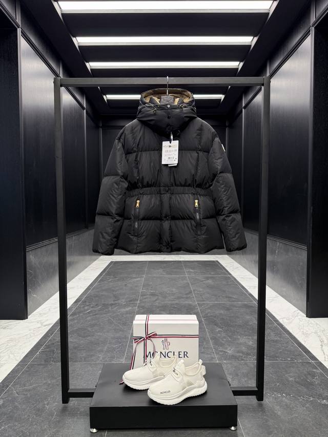 Moncler Agneux 收腰黑金 女士方形绗缝连帽短款羽绒夹克外套.全网随意对比.排单发货.小码先出. 原版购入开发.五金无数次打版.市面看图打版的五金全