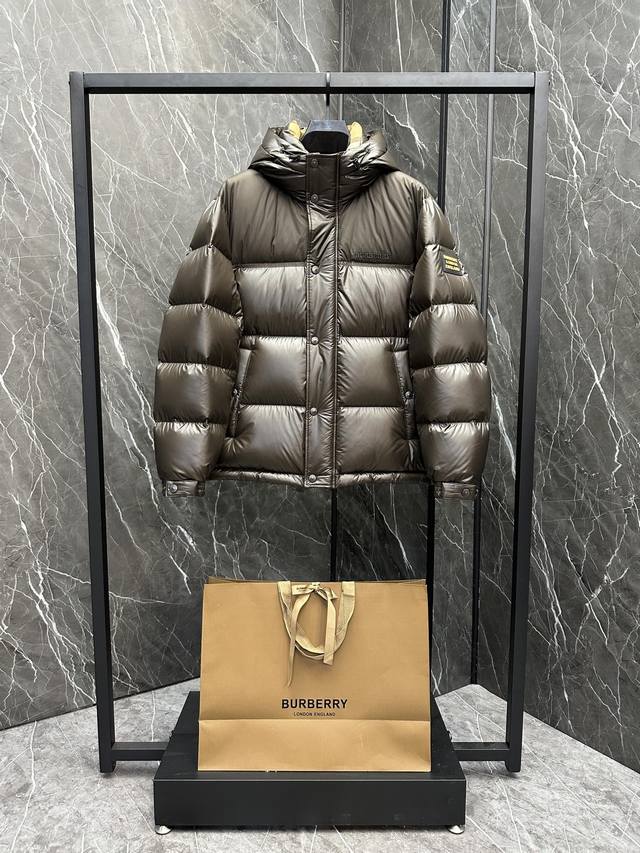Burberry 博柏利 撞色胶条字母Logo徽标连帽羽绒服.内里拼接经典格纹内衬,上身效果真的绝.特级鹅绒填充.填充超级饱满.全套原厂配套五金.出厂标配西装收