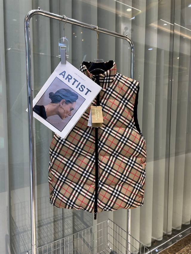 巴宝莉双面格子马甲，已出大货。 码数：S-Xxl 颜色：双面马甲 款号：巴宝莉马甲