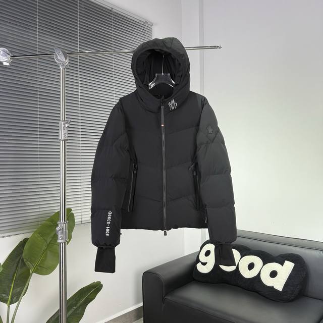 Grenoble Arcesaz 短款连帽拉链落肩长袖羽绒服 男女同款 尺码：1 2 3 4 5 产品颜色： 黑色 浅褐色