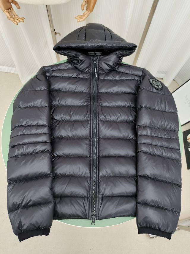 2227Mb款 高版本 Canada Goose加拿大鹅Crofton 连帽轻薄羽绒服，这是一款适合深秋初冬的羽绒夹克：在寒冷、下雨的早晨，可作为防雨夹克里面的