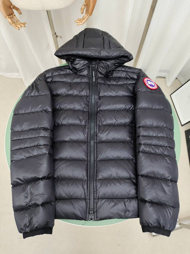 2227Mb款 高版本 Canada Goose加拿大鹅Crofton 连帽轻薄羽绒服，这是一款适合深秋初冬的羽绒夹克：在寒冷、下雨的早晨，可作为防雨夹克里面的