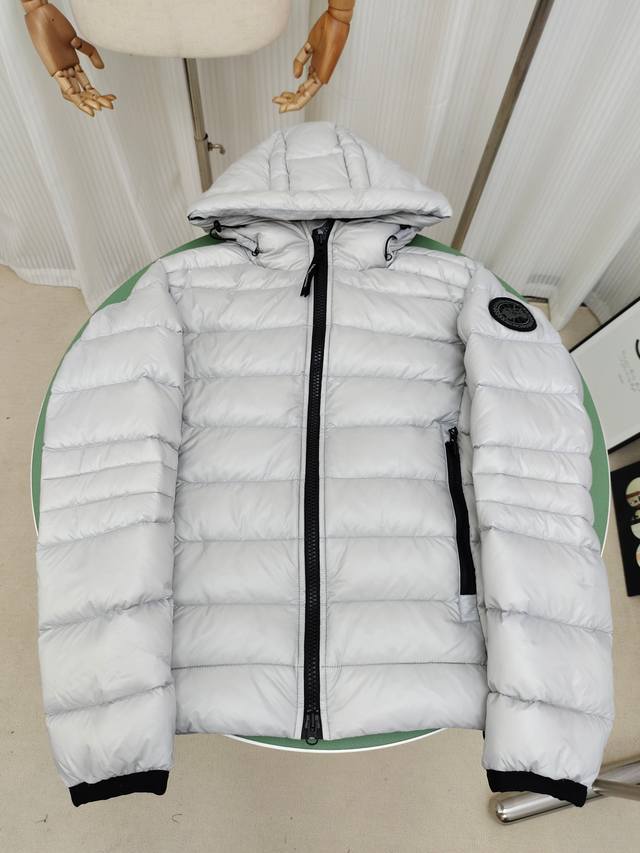 2227Mb款 高版本 Canada Goose加拿大鹅Crofton 连帽羽绒夹克，这是一款适合深秋初冬的羽绒夹克：在寒冷、下雨的早晨，可作为防雨夹克里面的一