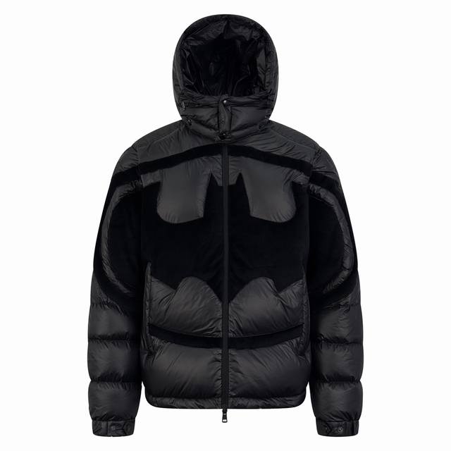 Moncler 蝙蝠侠标识羽绒服 定制墨韵高级炭黑涂层风衣面料 定制韩韵流光丝绒针织面料 采用400D压光胆布 国标95白鹅绒 欢迎检测 冲绒量十足 保暖十足