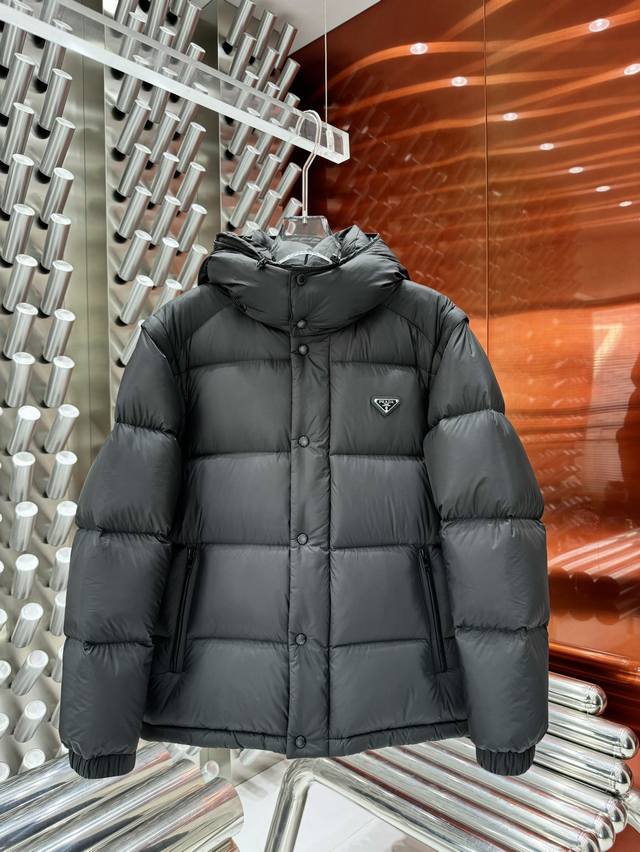 秋冬新款可拆卸两穿羽绒服 原版1:1订制五金配件全进口原版定制 欢迎专柜对比 绝对的高品质 采用顶级90白鸭绒 超柔软 充羽量蓬松饱满 超级重工 面料做工杠杠的