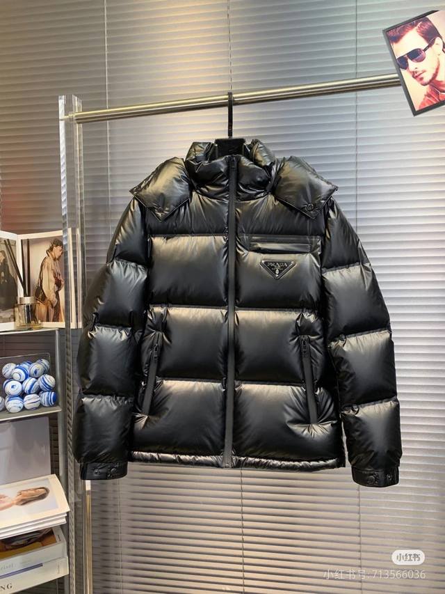 羽绒上新个prada 普拉达黑科技压胶羽绒外套 压胶高版本 冬装新品，高端定制上身超级有型的帅气，版型是立体裁剪的设计整件保暖度高，回弹力好上身保暖有型又不会有