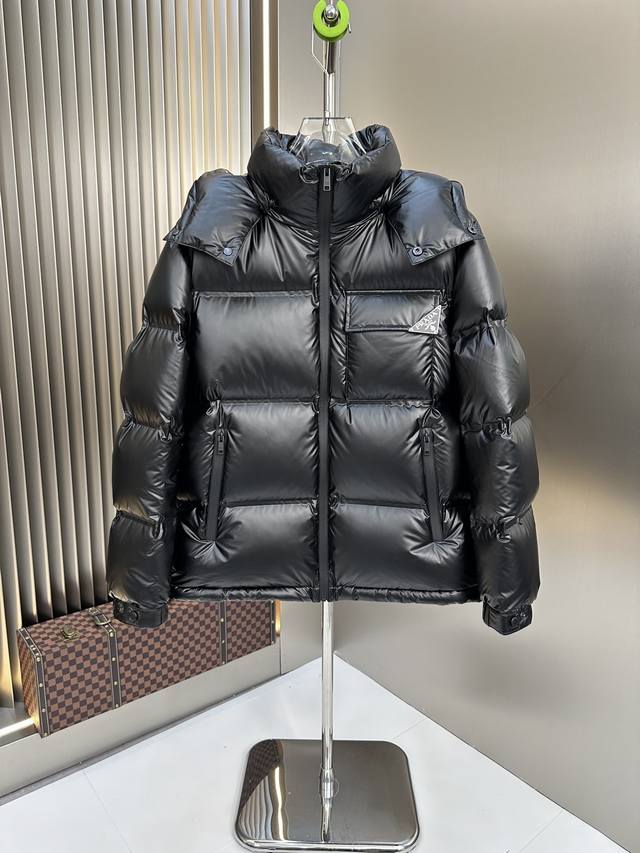 独家高版本双层压胶。 2025秋冬新款羽绒服 原版订制五金配件全进口原版定制 欢迎对比 绝对的高品质 采用顶级新国标90白鸭绒 超柔软 充羽量蓬松饱满 超级重工